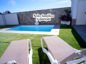 Chalet con Barbacoa y Piscina para familias.